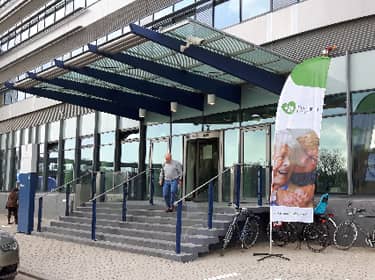 De foto toont de ingang van het gebouw van het Zorginstituut