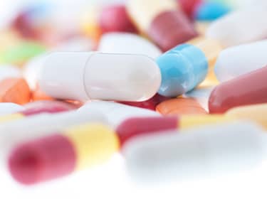 De foto toont verschillende gekleurde pillen