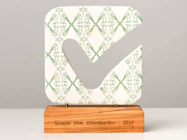 De foto toont een award van Groene Vink iStandaarden 2017