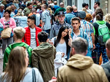 De foto toont een straat vol met mensen