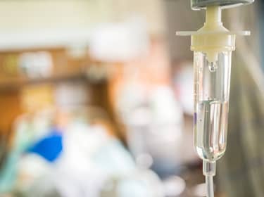 De foto toont een infuus