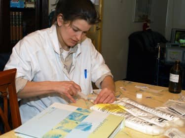 De foto toont een verpleegkundige die voorbereidingen treft voor het geven van totale parenterale voeding