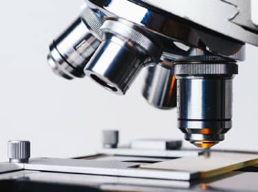 De foto toont een microscoop