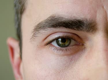 De foto toont een close-up van het oog van een man