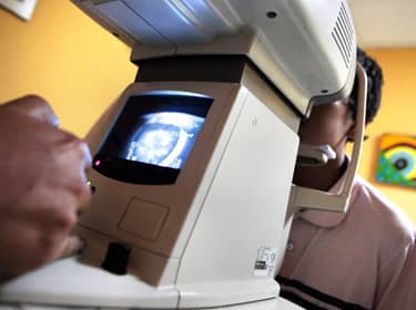 De foto toont een apparaat om oogmetingen te doen