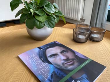 De foto toont het tijdschrift Ziek zijn doet veel met je... op een tafel