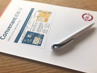 De foto toont het convenant KIK-V met een pen erbij