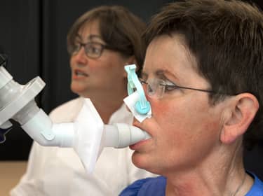 De foto toont een patiënt met cystische fibrose die een longonderzoek ondergaat