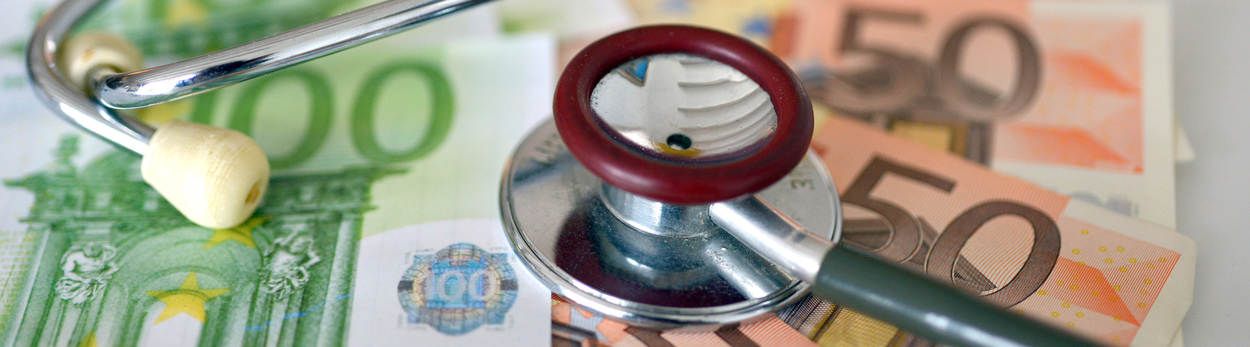 Het plaatje toont een stethoscoop op een stapel bankbiljetten