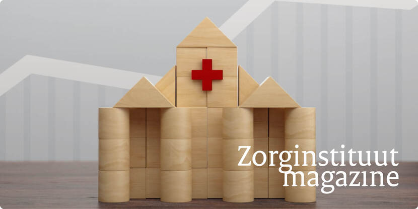 De foto toont een ziekenhuis gemaakt van houten blokken. Op de houten gevel in het midden staat een rood kruis. Op de afbeelding staat de tekst 'Zorginstituut Magazine'.