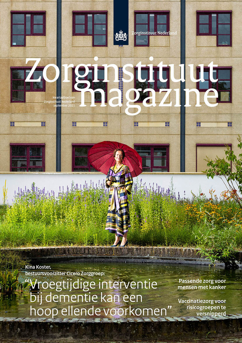 De afbeelding toont de voorpagina van het Zorginstituut Magazine. Op de foto staat Kina Koster bij een vijvertje voor een gebouw. Zij is een vrouw in een geel met paarse jurk. Ze houdt een rode paraplu boven haar hoofd.