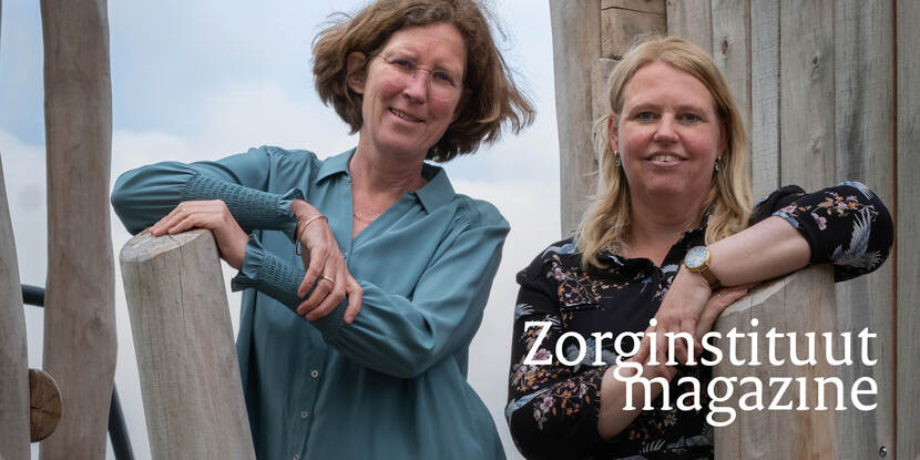 Je ziet Gerdien Franx en Anneke Blaauw glimlachend leunend op balken van een houten klimhuisje