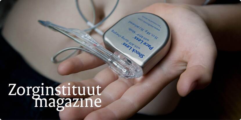 De foto toon een hand die een ICD vasthoudt: een Implanteerbare Cardioverter-Defibrillator.