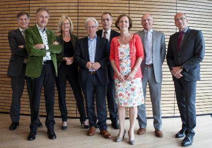 De foto toont een aantal ondertekenaars v.l.n.r.: Wim van Harten (NVZ), Henk Smid (ZonMw), Wilna Wind (NPCF), Henk Bakker (V&VN), Bert Boer (Zorginstituut Nederland), Carin Littooij (LHV), Chrit van Ewijk (DBC-O), Lode Wigersma (KNMG).