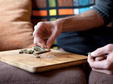 de foto toont een persoon met voor zich medicinale cannabis