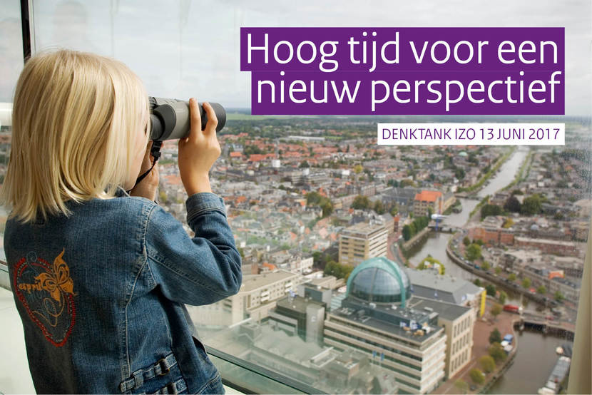 De foto laat een meisje zien dat met verrekijker naar de stad kijkt voor de Denktank IZO 13 juni 2017 Hoog tijd voor een nieuw perspectief
