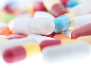 De foto toont verschillende gekleurde pillen