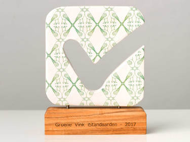 De foto toont een award van Groene Vink iStandaarden 2017