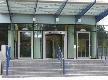 De foto toont de trap bij de ingang van het Zorginstituut