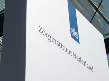 De foto toont een close-up van het bord met logo van het Zorginstituut bij de ingang