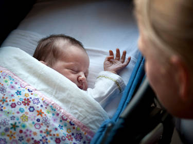 De foto toont een pasgeboren baby