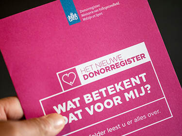 De foto toont de folder 'Het nieuwe donorregister: Wat betekent dat voor mij?'