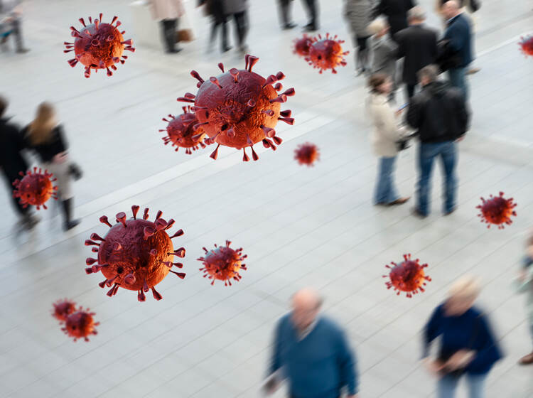 De foto toont een animatie van virusdeeltjes die zweven door een gang vol mensen