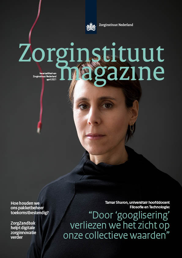 De foto toont het Zorginstituut Magazine april 2021 met op de voorkant Tamar Sharon en een USB kabel
